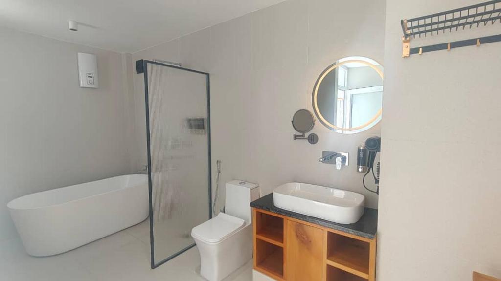 Un baño con inodoro, lavabo y espejo. en Highland Glamping Luxury Dome tent, en Paro