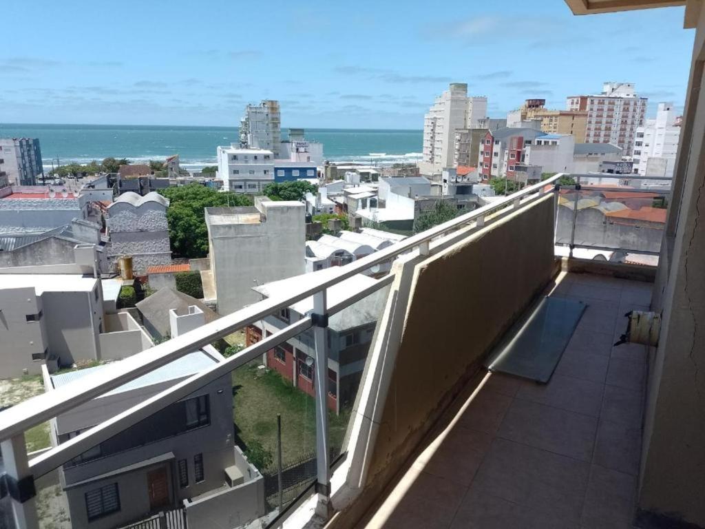 un balcón con vista a una ciudad en Brisas, en Santa Teresita