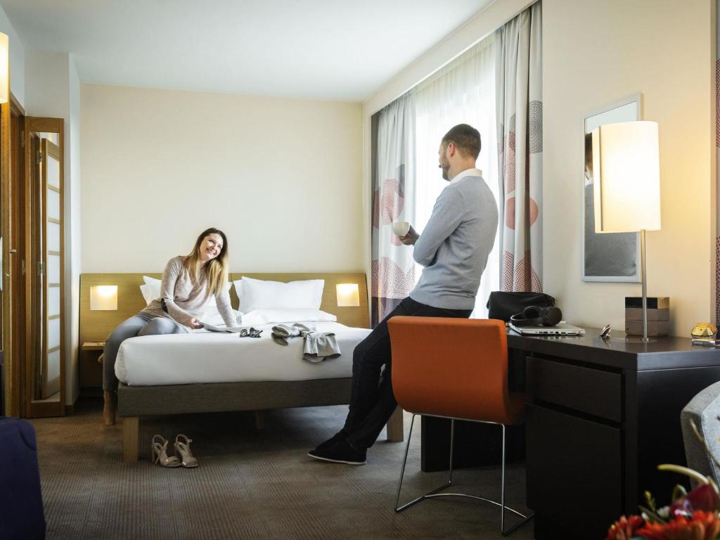 Postel nebo postele na pokoji v ubytování Novotel Reading Centre