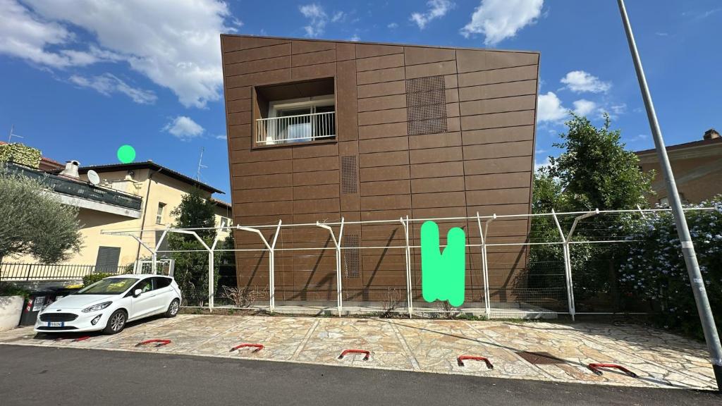 un edificio con un'auto parcheggiata di fronte di Bed&BikeRome PAOLUCCI a Cesano
