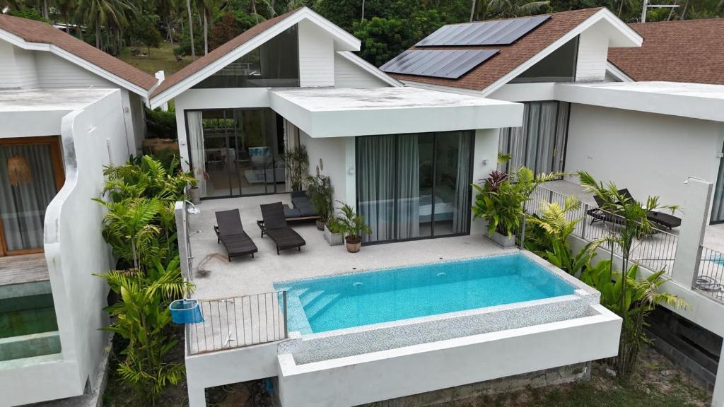een luchtfoto van een huis met een zwembad bij Chic Koh Phangan Villa with Pool Bliss in Ko Phangan