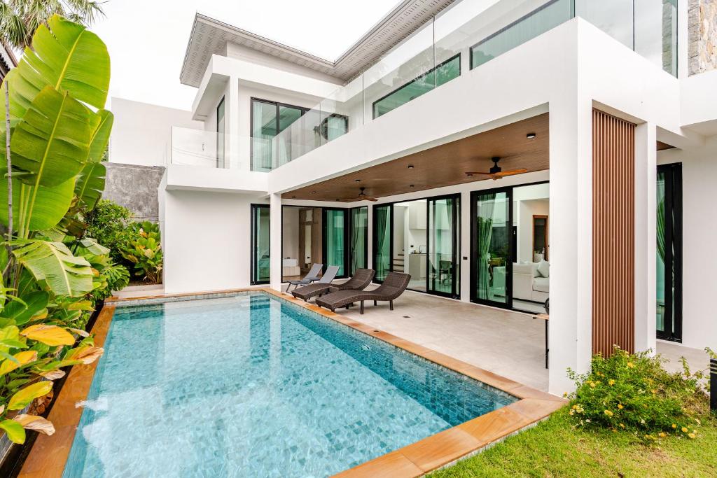 an external view of a house with a swimming pool at 3BR Pool Villa JAAI in Ban Saiyuan (1)