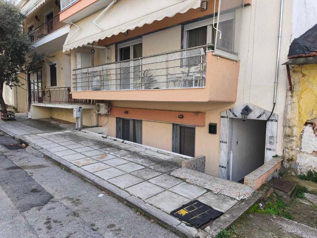 una strada vuota di fronte a un edificio di Michaniona apartment a Néa Michanióna