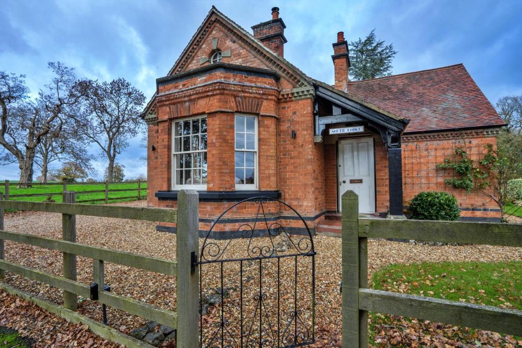 Κήπος έξω από το Finest Retreats - South Lodge at Longford