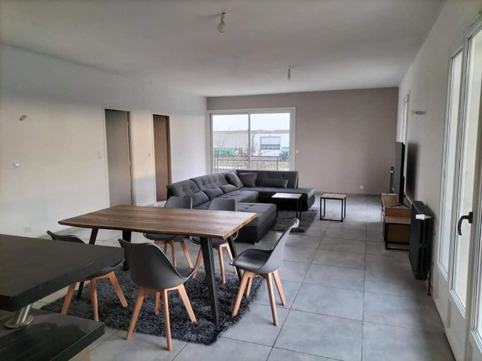 Et opholdsområde på SWEET HOMES Cognac chambre privée confortable n1