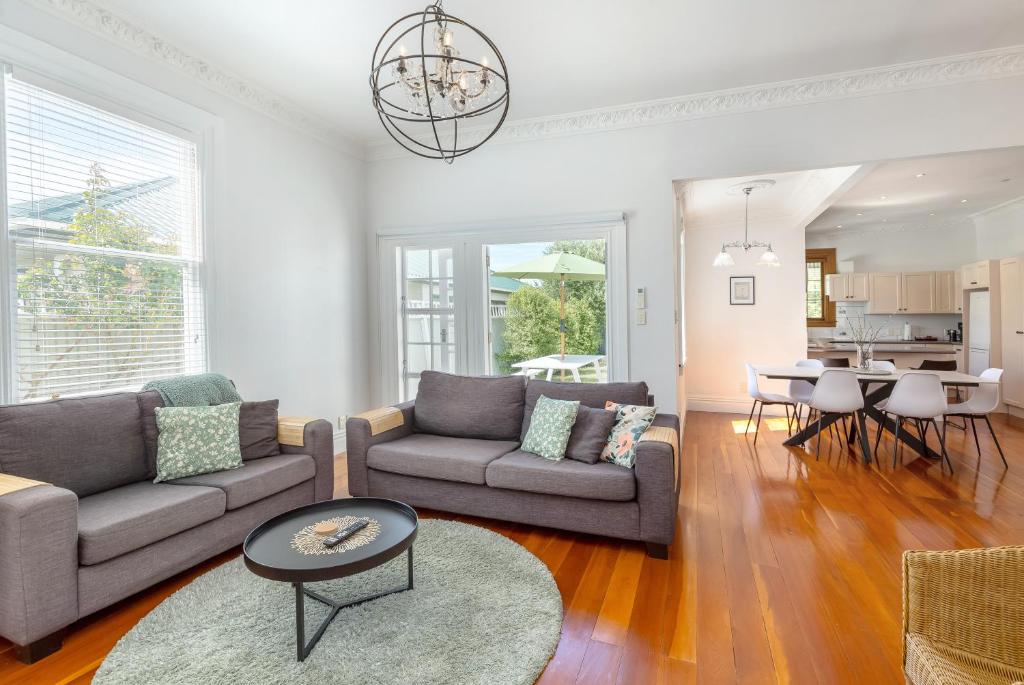 una sala de estar con un sofá y una mesa en Bellini, en Martinborough