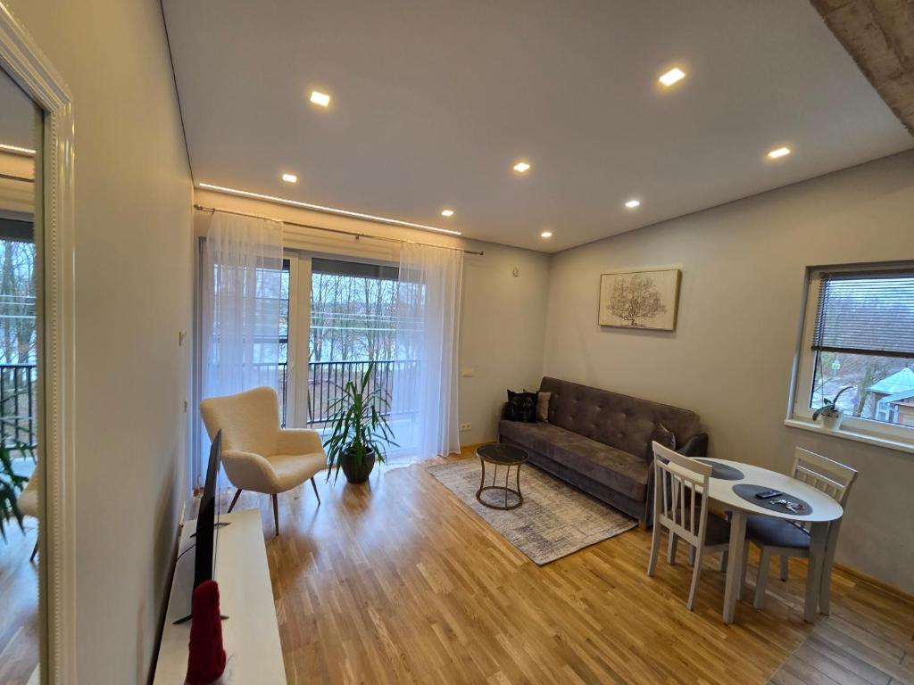 un soggiorno con un divano e un tavolo di Jaukus butas Panemunėje su vaizdu į Nemuną a Kaunas