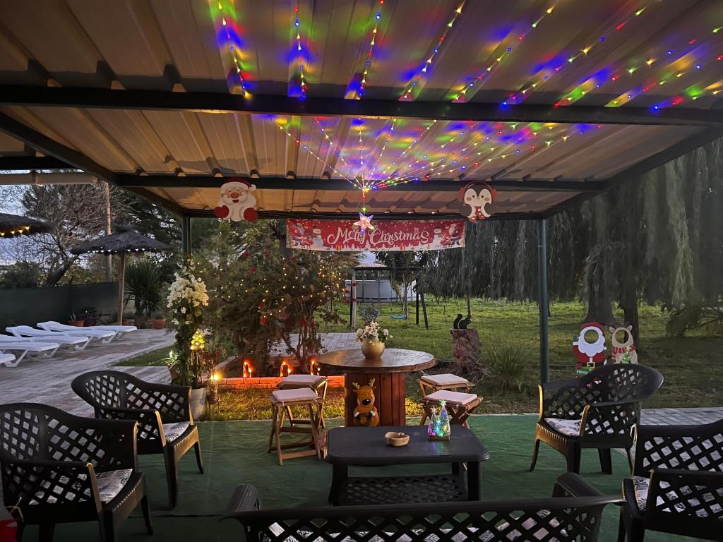 un patio con sillas, una mesa y luces en Quinta dos Viegas, en Faro