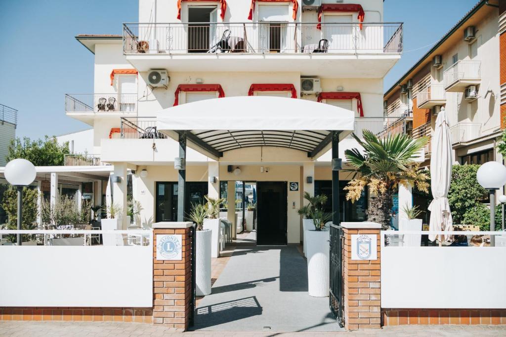 eine Fassade eines Gebäudes mit Markise in der Unterkunft Fantini Club Hotel in Cervia