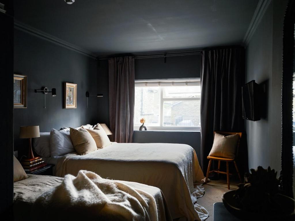 Кровать или кровати в номере Cambridge House Sleeps 18 Central Windermere