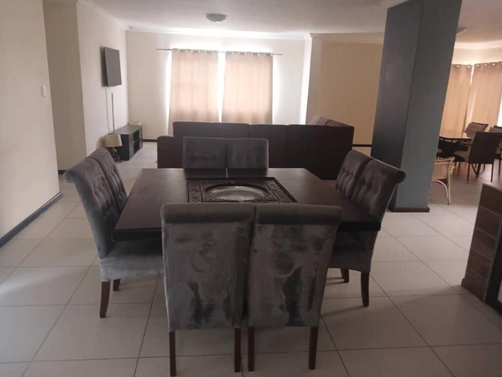 Χώρος καθιστικού στο Lets stay enjoy the ride in these spacious home