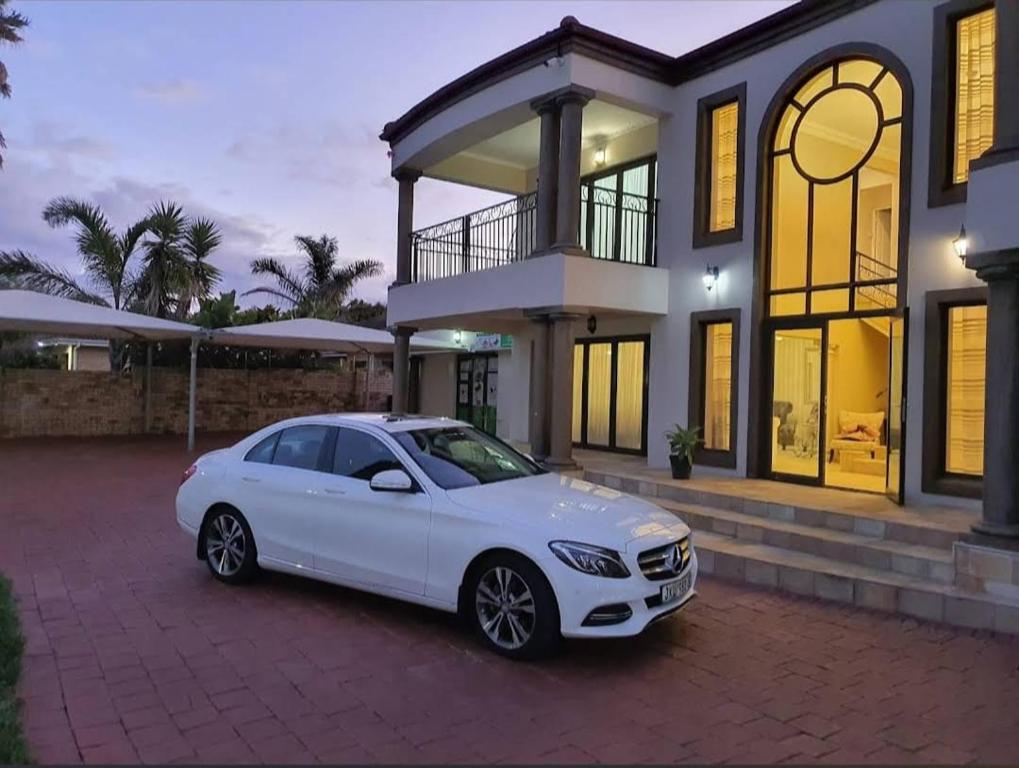 ein weißes Auto, das vor einem Haus parkt in der Unterkunft Winchester Place in Port Elizabeth