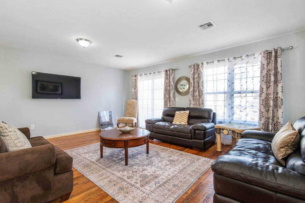 Lovely 3BR Home Quick Trip to NYC Prudential في نيوآرك: غرفة معيشة مع أريكة وطاولة