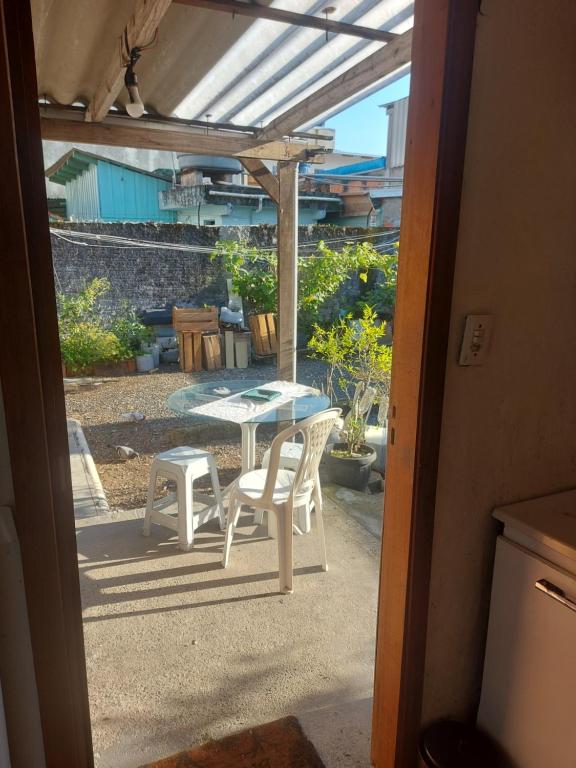 een patio met een tafel en stoelen en een tafel bij Kitinete final de rua centro in Itajaí