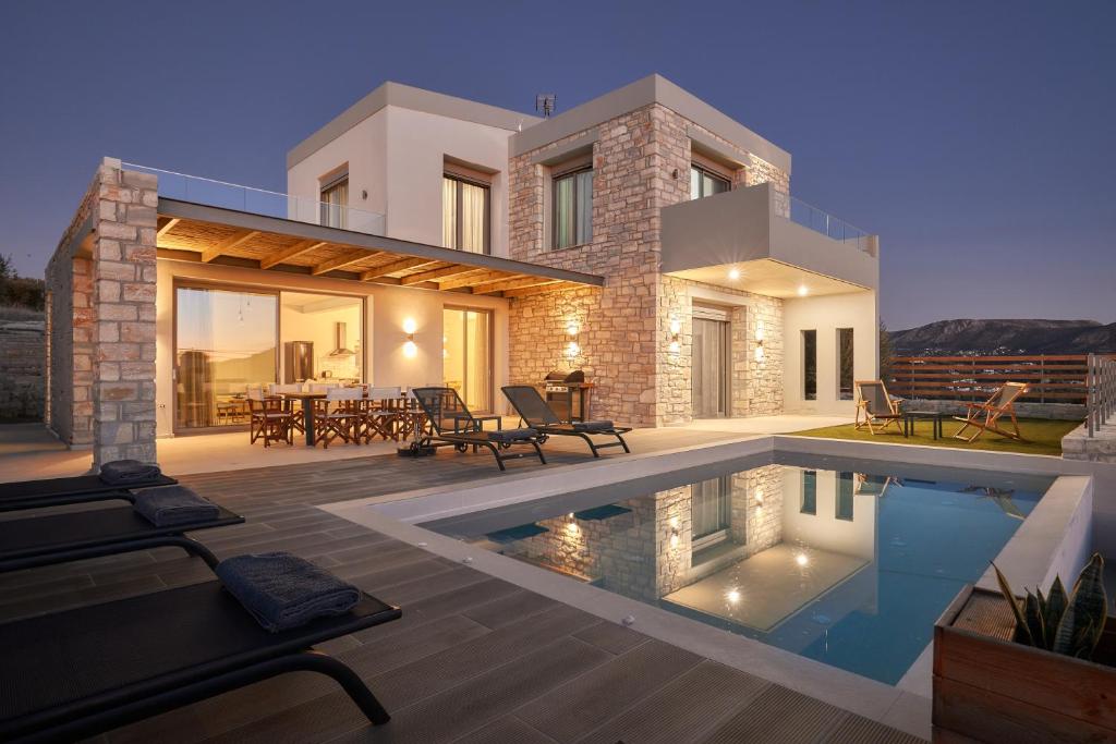 ein Haus mit einem Swimmingpool davor in der Unterkunft Alba Lilia II in Pitsidia