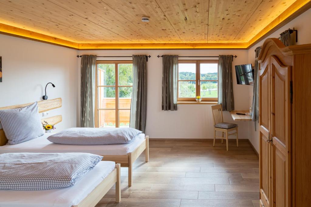 a bedroom with two beds and a window at Kaffeekandl Café & Pension in Glonn