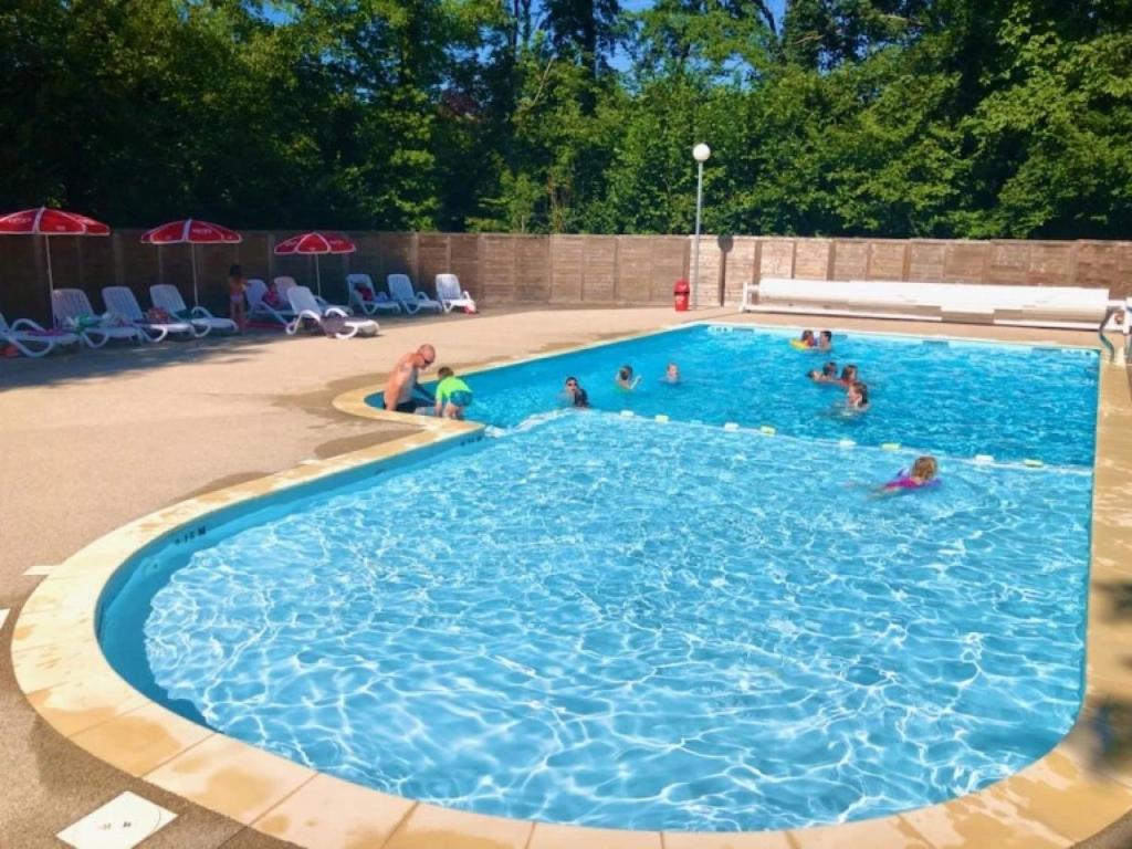 a group of people in a swimming pool at ZEcamping 4 familial animaux acceptés avec piscine et soirées animées in Lons-le-Saunier