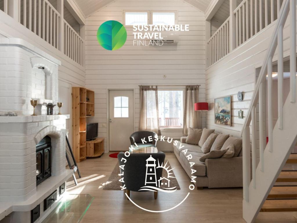un soggiorno con divano e camino di Meriheinä a Kalajoki