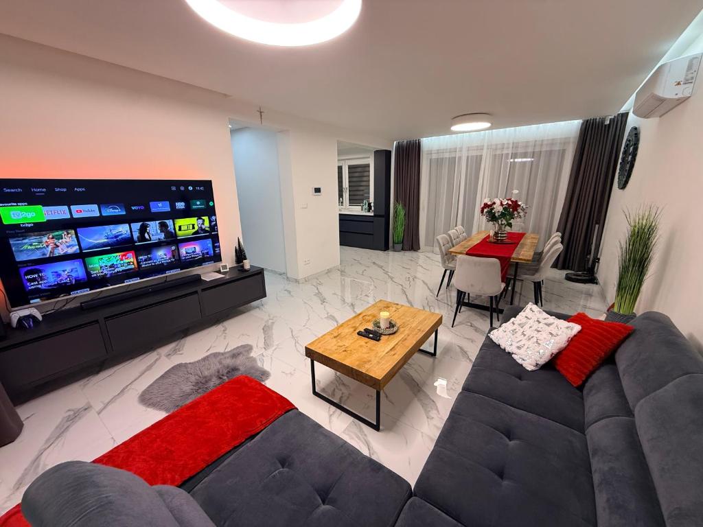un soggiorno con divano e TV a schermo piatto di Villa Lilien Residence Tatry a Veľká Lomnica