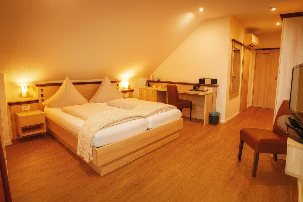 A bed or beds in a room at Kaiserhof