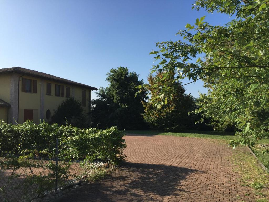 uma entrada de tijolos em frente a uma casa em B&B Oasi em San Giorgio di Piano