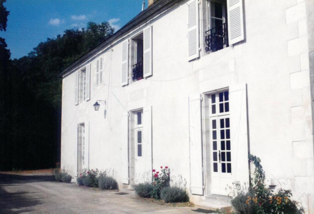 a white building with flowers in front of it at La maison du régisseur in Chauvigny