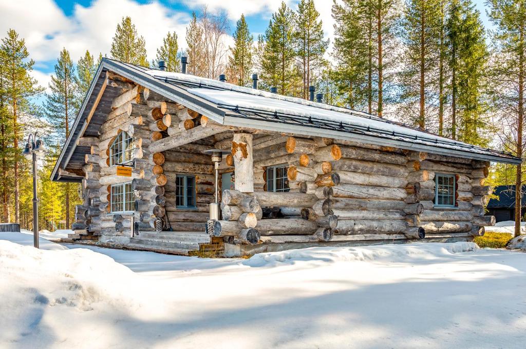 サッラにあるHoliday Log Villa Samruam Aの雪の丸太小屋