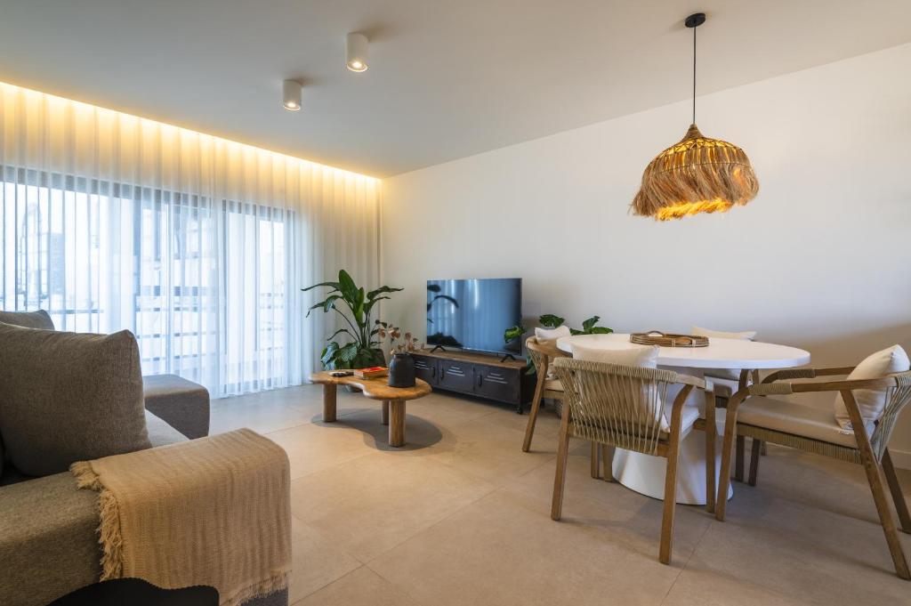 un soggiorno con un divano e un tavolo di Casa Alonso 2 Bedroom Apartment with Pool a Branqueira