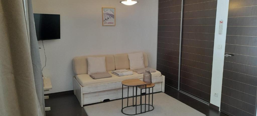 Телевизор и/или развлекательный центр в Appartement cosy Luz-St-Sauveur Ski et randonnée