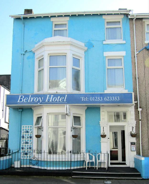 Ein blaues Gebäude mit einem Schild, auf dem „Beleigh Hotel“ steht. in der Unterkunft Belroy Hotel in Blackpool