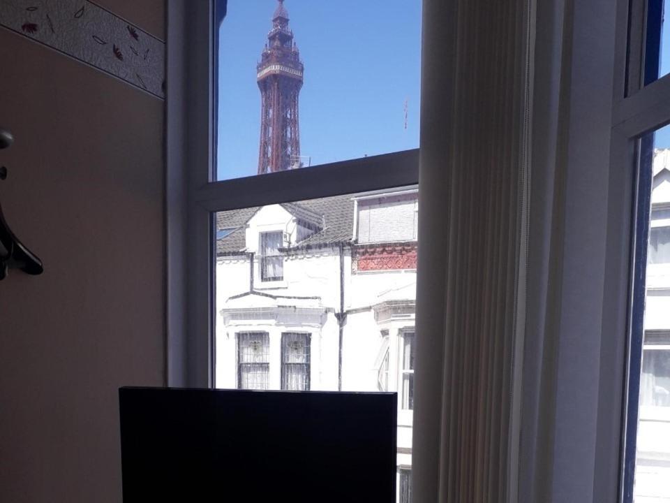 TV a/nebo společenská místnost v ubytování Belroy Hotel