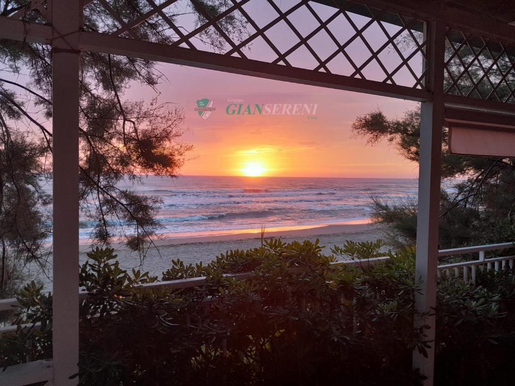 a view of the sunset from a beach house window at Casabianca in San Vincenzo