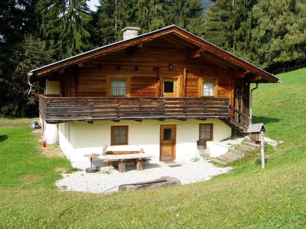 a log cabin with a picnic table in front of it at Moaralmhütte in Görtschach