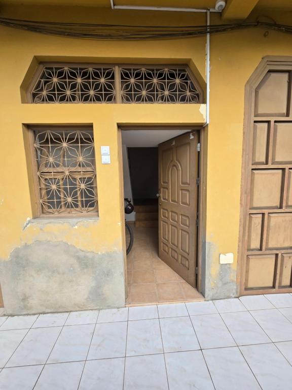 Cozy 3 Bdr at Praia Da Laginha في منديلو: مدخل لبيت بابين