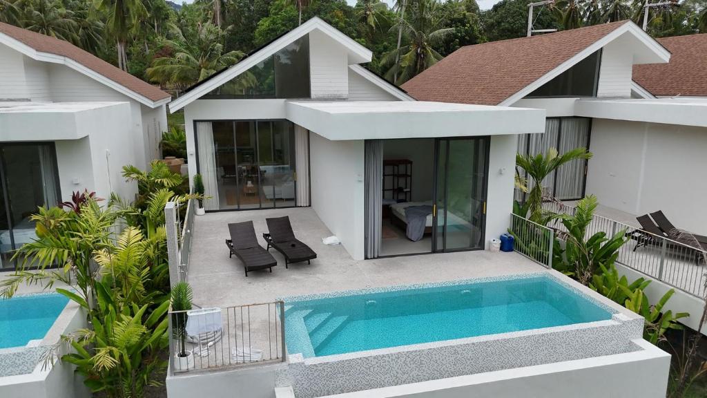 eine Luftaufnahme einer Villa mit Swimmingpool in der Unterkunft Modern Pool Villa Escape in Koh Phangan in Ko Phangan