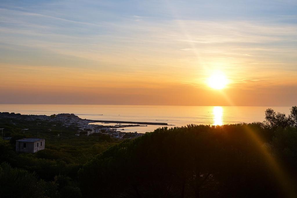 Villa Antonietta Ischia في ايسكيا: غروب الشمس على المحيط مع غروب الشمس