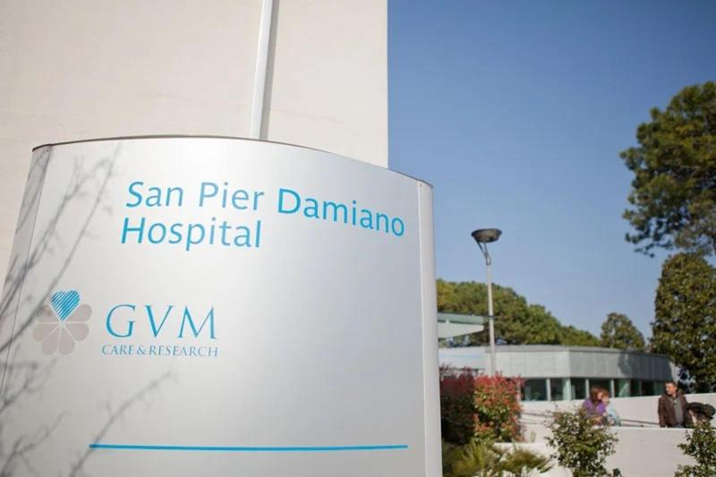 Un cartel que dice Hospital San Pier Dambalam en A Casa di Luca, en Faenza
