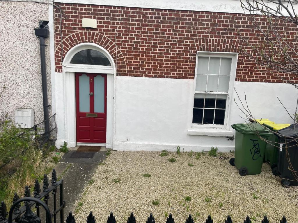 Fantastic Location! في دبلن: باب احمر على مبنى من الطوب مع نافذة