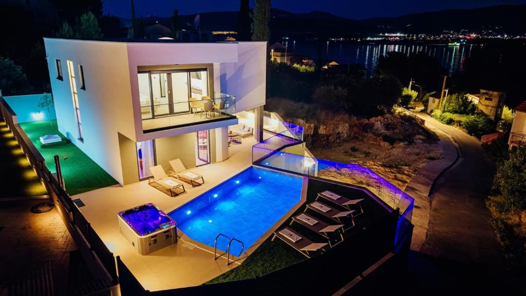 una vista aerea di una casa con piscina di SEAPHORIA Luxury Modern Villa a Trogir
