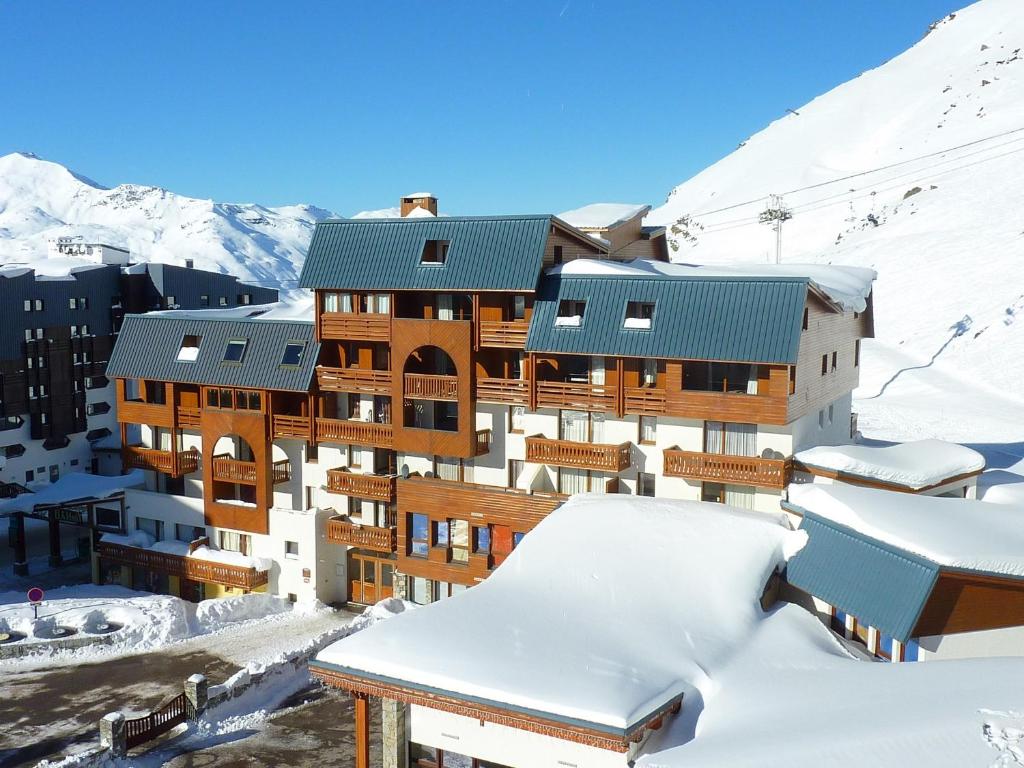 a hotel in the snow with snow covered buildings at Valset Appartements VTI in Val Thorens