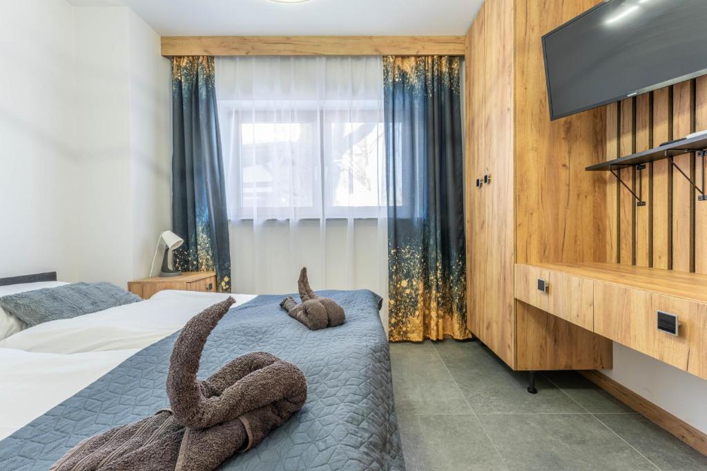 Ένα ή περισσότερα κρεβάτια σε δωμάτιο στο Two Bedroom Apartment with Terrace- Tatra View - Księżycowe Apartamenty SPA - 24d-1