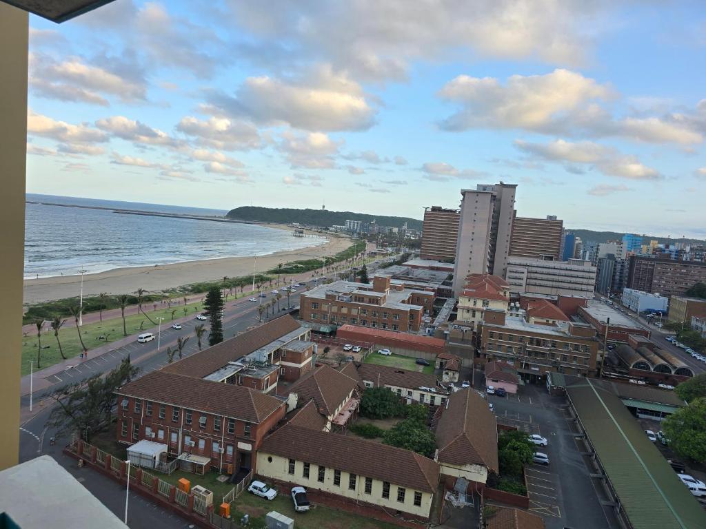 Blick auf eine Stadt mit Strand und Gebäuden in der Unterkunft 12-0-ONE on 10 South Beach in Durban