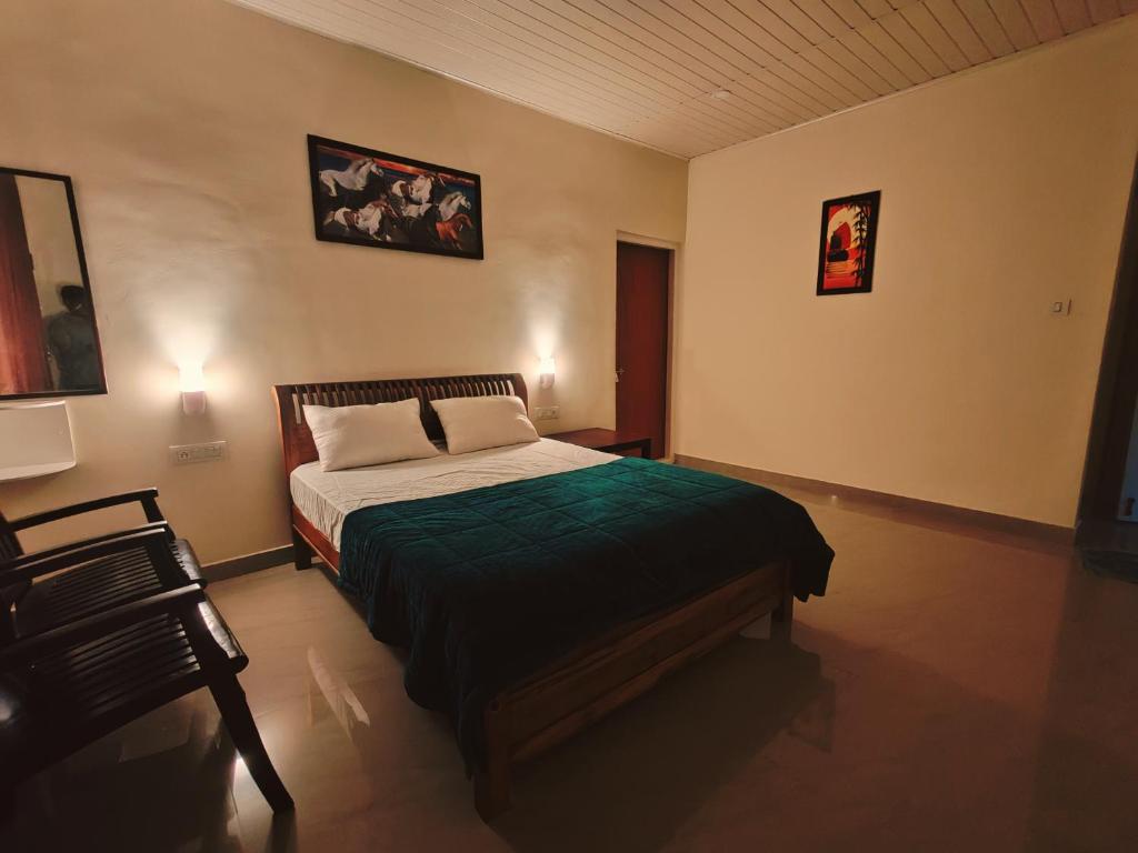 Un dormitorio con una cama con una manta verde. en Aden Valley, en Kanthalloor