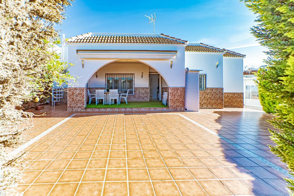 una casa con un patio e un cortile di Villa Daniela a Almería