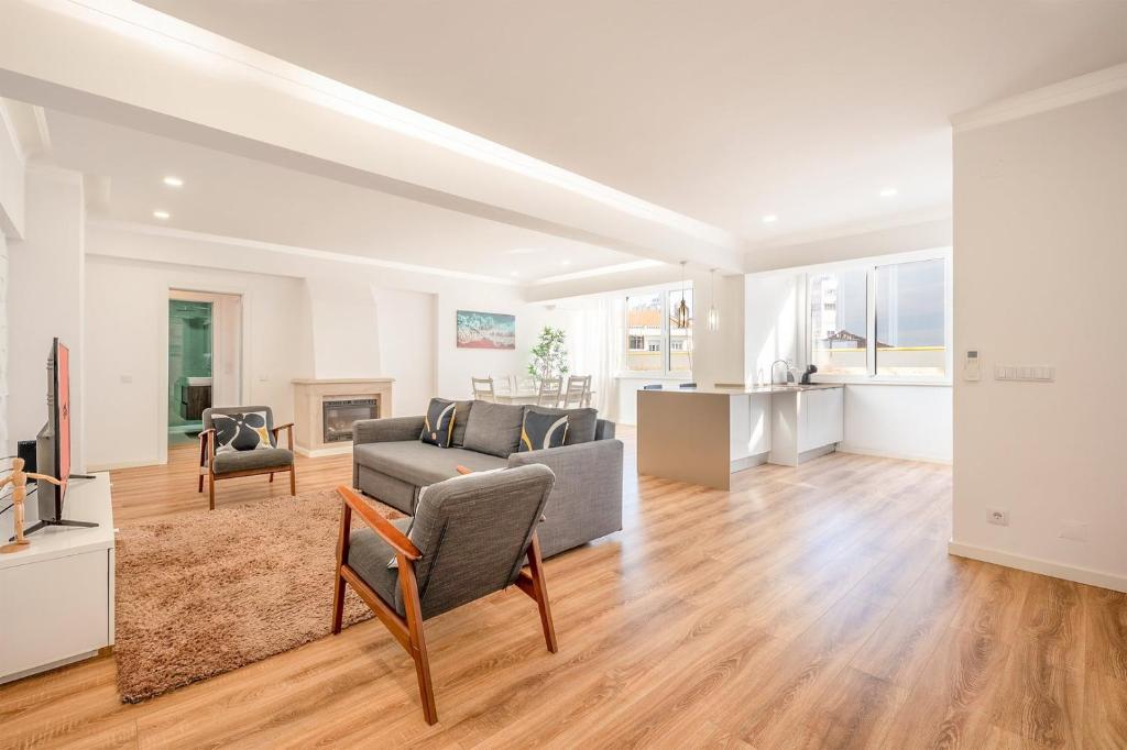 コスタ・ダ・カパリカにあるGuestReady - Cozy Beachside Retreatのソファとテーブルのあるリビングルーム