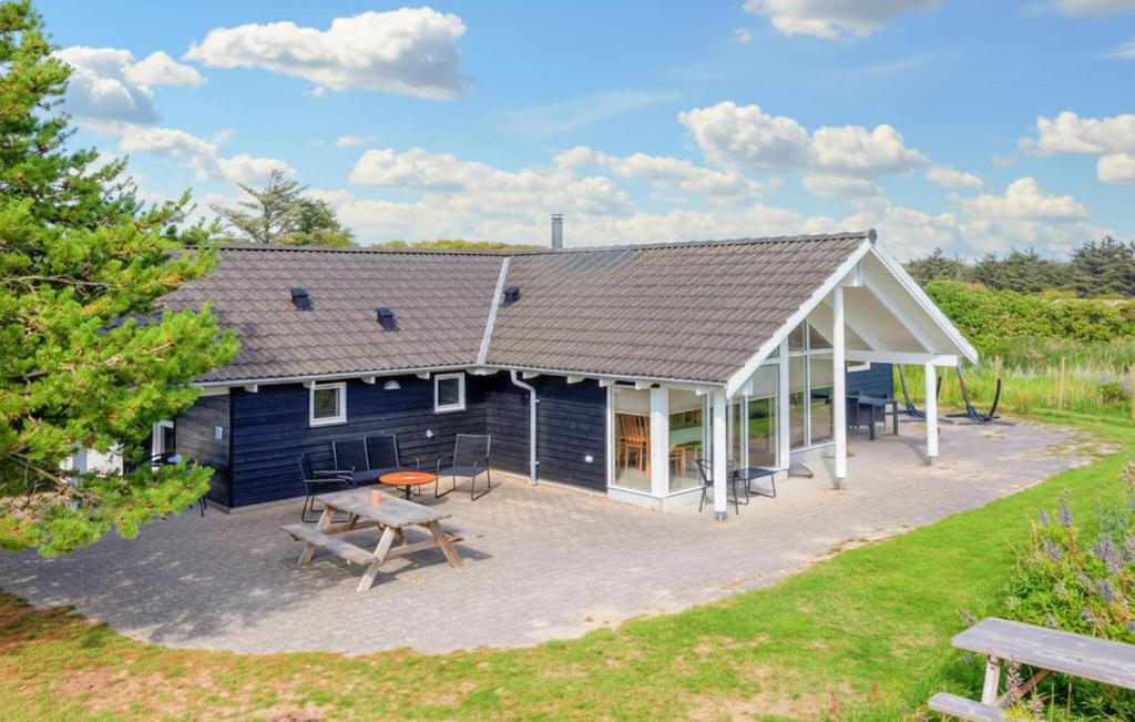 un fienile blu con un tavolo da picnic di fronte di Nice Home In Løkken a Lyngbytorp