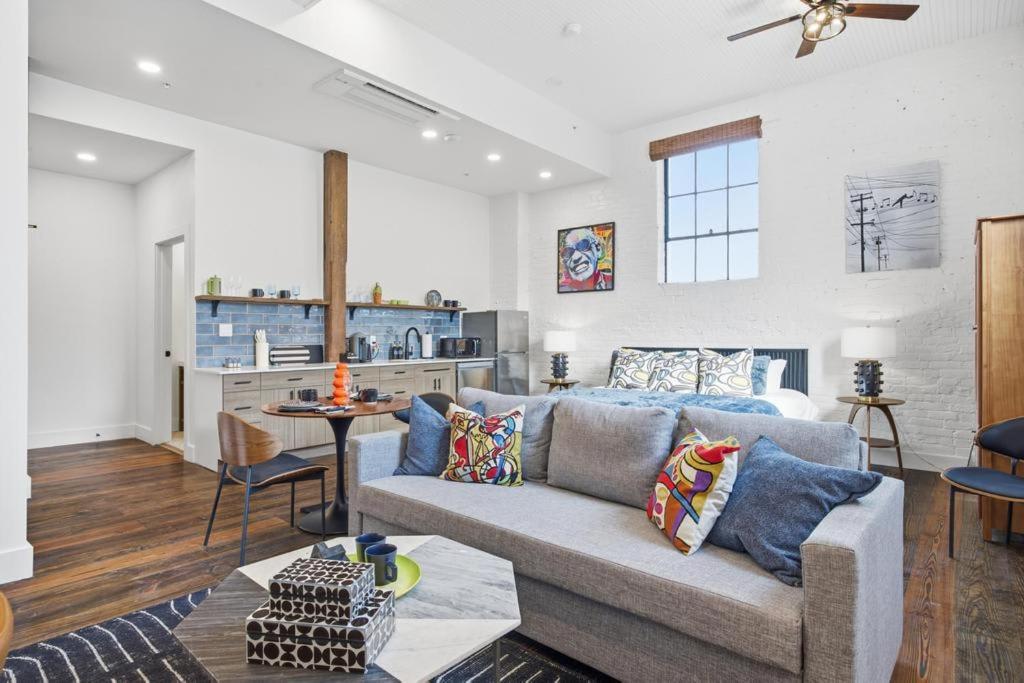 a living room with a couch and a kitchen at The Ray Soulful King Studio Pool in Jacksonville