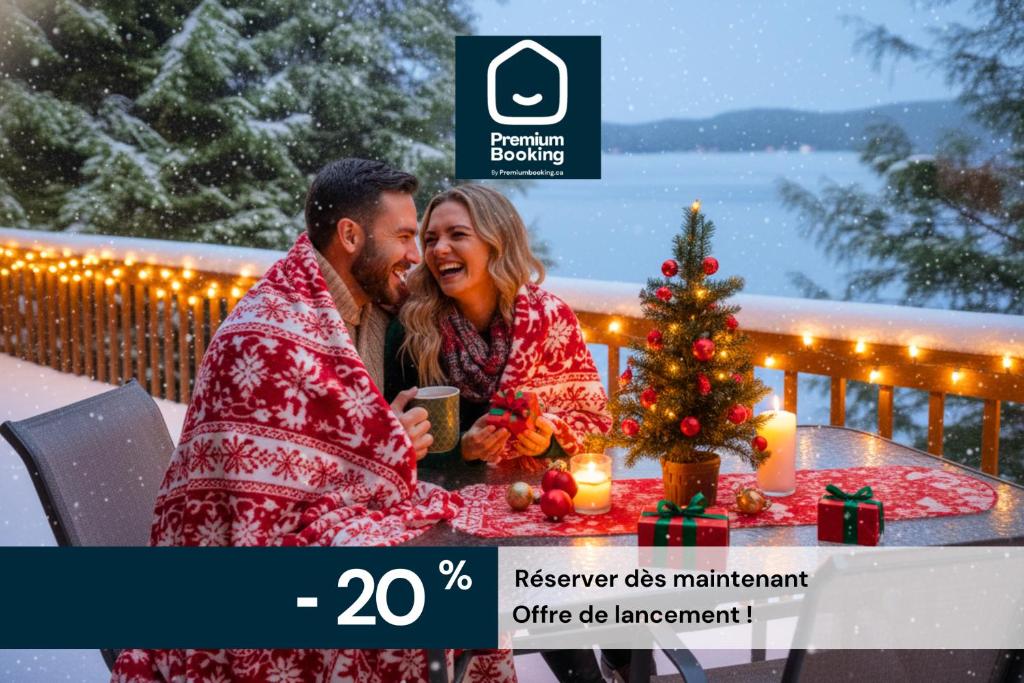 Private beach with SPA on the lake I Plage Sucrée في Saint-Rémi-dʼAmherst: رجل وامرأة يجلسان على طاولة مع شجرة عيد الميلاد