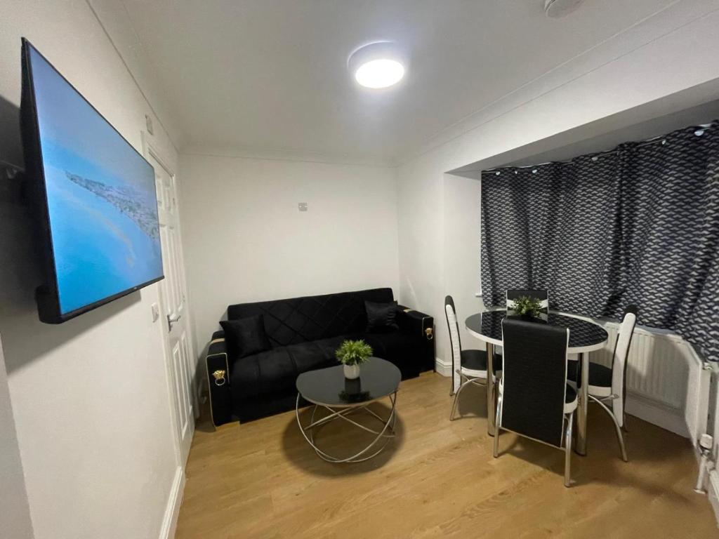 TV a/nebo společenská místnost v ubytování THE ROYAL BOUTIQUE LONDON LODGE By HEATHROW SLEEP 8