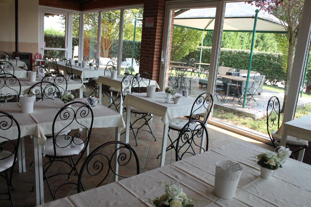 A restaurant or other place to eat at Hotel Don Carlo